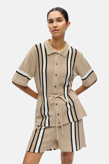 Chemise en maille beige à manches courtes de OBJECT, avec rayures verticales noires et blanches et col, portée avec un short et des bottes assortis.