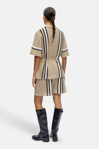 Beige gebreid hemd met korte mouwen van OBJECT, met zwarte en witte strepen, getailleerd met ceintuur. Achterkant.