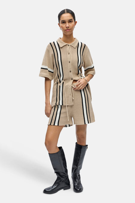 Short en maille beige de OBJECT avec des rayures verticales noires et blanches.