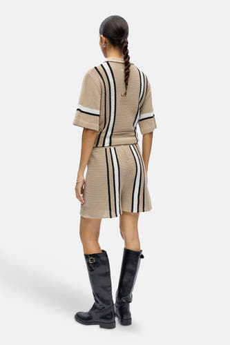 Beige short van OBJECT met verticale zwarte en witte strepen en een gebreide textuur, van achteren gezien.