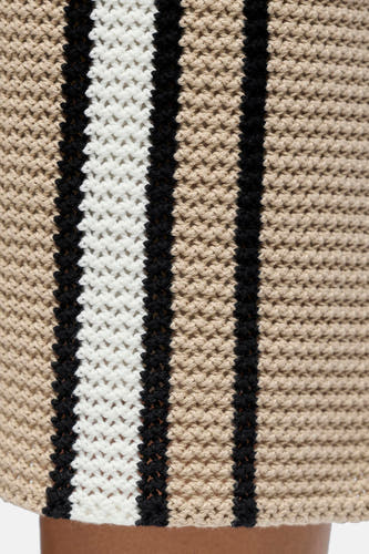 Beige gebreide short van OBJECT met verticale zwart-witte strepen en een gestructureerde textuur.