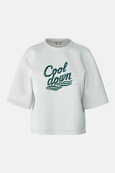 Grijze sweater met ronde hals van OBJECT, met de tekst "Cool Down" in donkergroen geborduurd.
