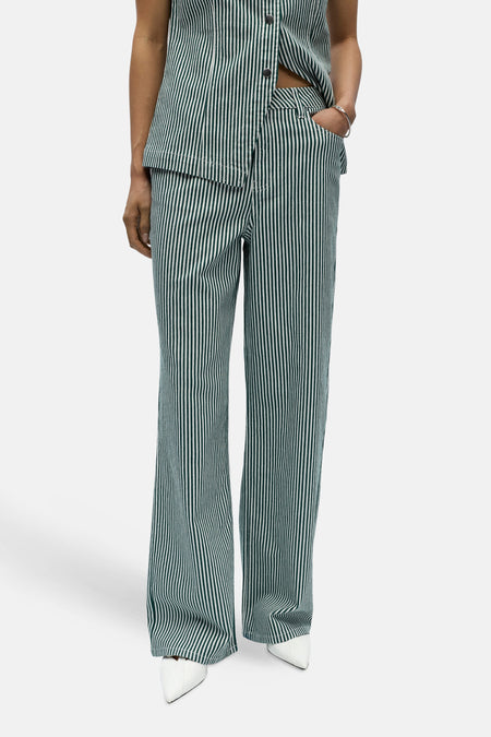 Pantalon de saison vert 5 poches pour femme de la marque OBJECT, avec un motif rayé et des chaussures blanches à bout pointu.