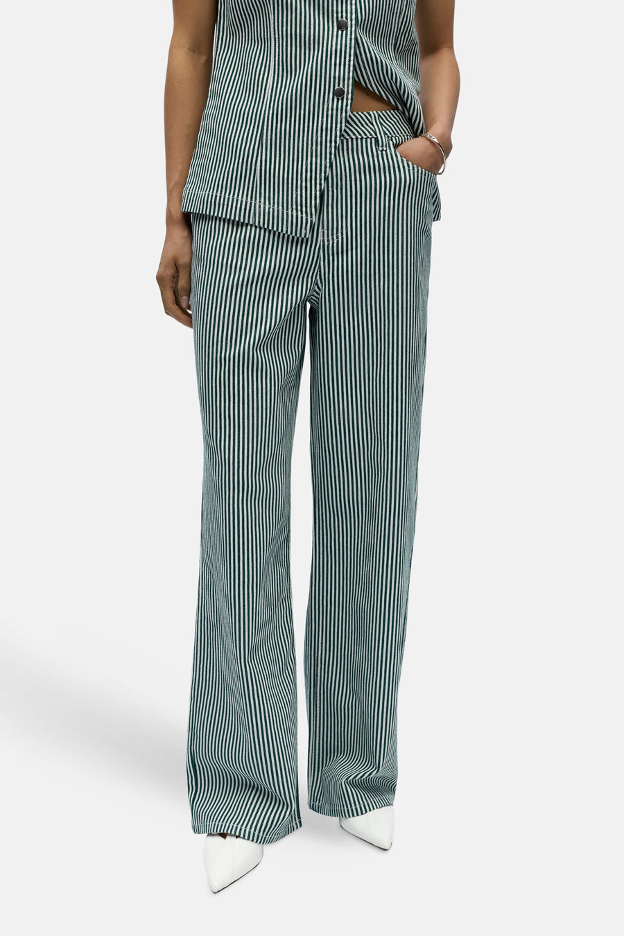 Pantalon de saison vert 5 poches pour femme de la marque OBJECT, avec un motif rayé et des chaussures blanches à bout pointu.