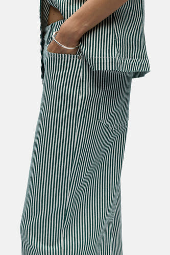 Pantalon de saison vert 5 poches de OBJECT, avec rayures verticales, poches et un bracelet argenté.