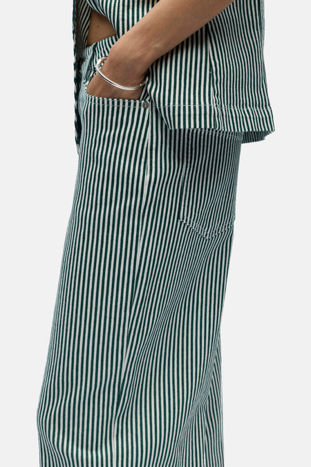 Groene seizoensbroek 5pocket van OBJECT, met verticale strepen, zakken en een zilveren armband.
