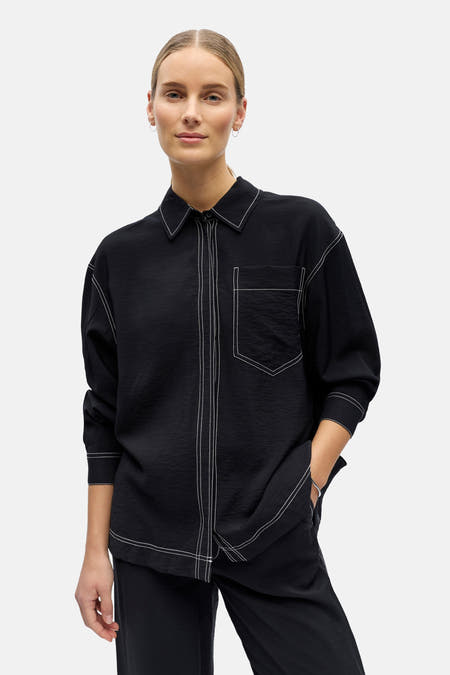 Zwart overhemd met lange mouwen van OBJECT, met witte stiksels en een borstzak.