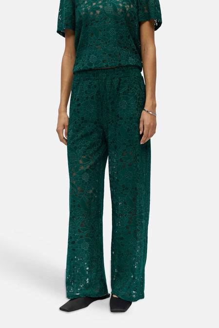 Pantalon en dentelle verte de OBJECT à jambes larges, porté avec un haut assorti et des chaussures noires.