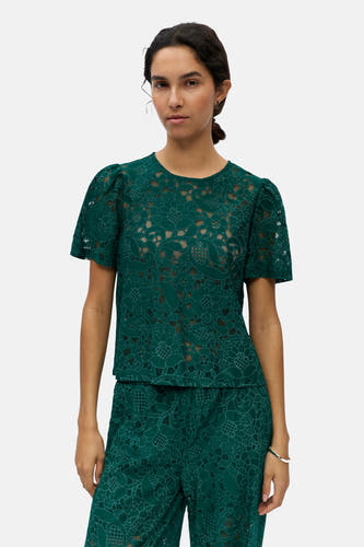Haut en dentelle verte à manches courtes de OBJECT, avec motif floral et pantalon assorti.