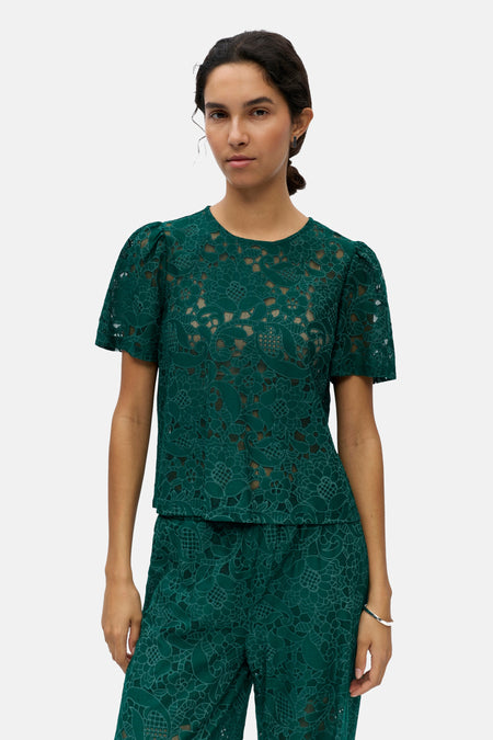 Haut en dentelle verte à manches courtes de OBJECT, avec motif floral et pantalon assorti.