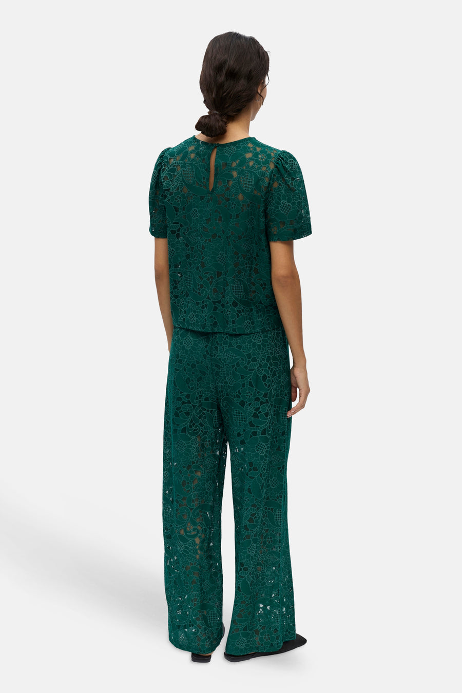 Haut en dentelle verte à manches courtes de OBJECT, avec motif floral et détail en trou de serrure, porté avec un pantalon assorti.