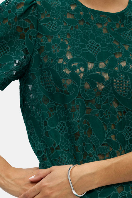 Groene top met korte mouwen van OBJECT, van kant met bloemen- en paisley-motieven, met een zilveren armband.