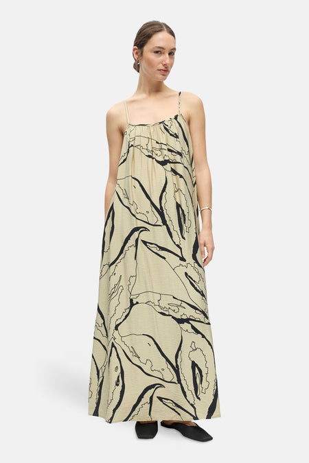 Beige jurk zonder mouwen van OBJECT met zwarte abstracte bladprint en subtiele textuur.