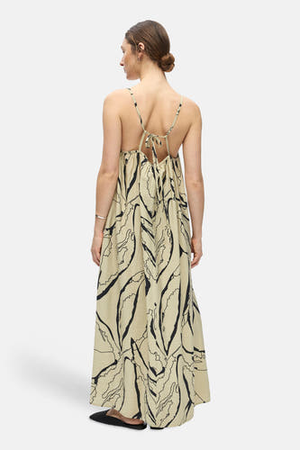 Een beige mouwloos kleedje van OBJECT met zwarte abstracte print, kreukeltextuur, open rug en strikbandjes, van achteren gezien.