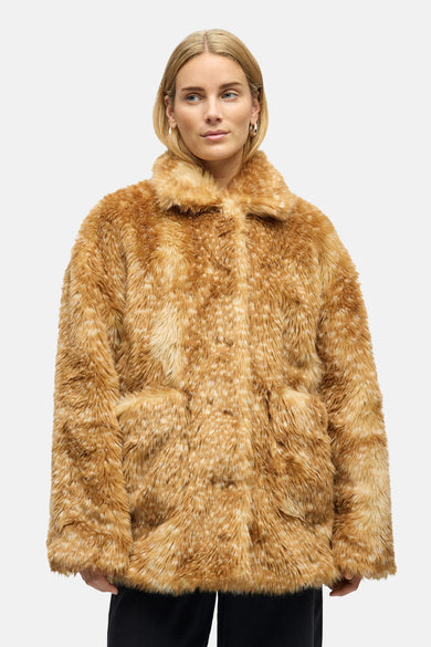 Bruine korte jas van OBJECT, met een faux fur textuur en een kraag.