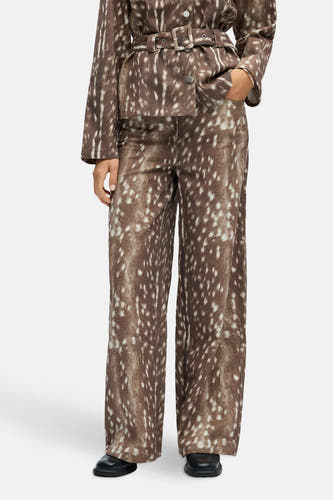 Bruine broek van OBJECT met dierenprint, wijde pijpen en gestyled met bijpassende jas met ceintuur.
