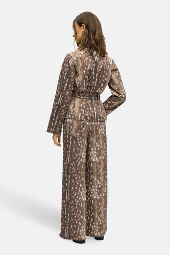 Bruine broek van OBJECT, met een witgekleurde vlekkenprint en wijde pijpen.
