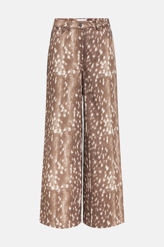 Bruine broek van OBJECT met een opvallende vachtprint van een hert, wijde pijpen en een knoopsluiting.
