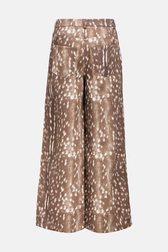 Bruine broek van OBJECT, met een opvallende vachtprint met witte stippen.
