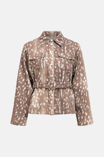 Bruine jas van OBJECT, met een dierenprint, knoopsluiting en een riem om de taille.
