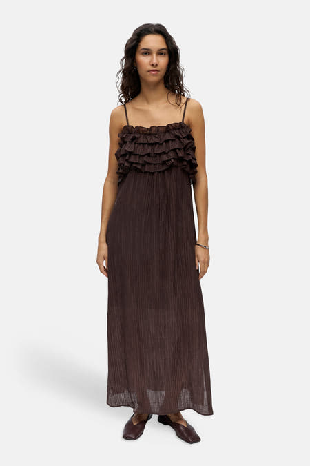 Robe marron sans manches de OBJECT avec volants sur la poitrine et tissu subtilement plissé.