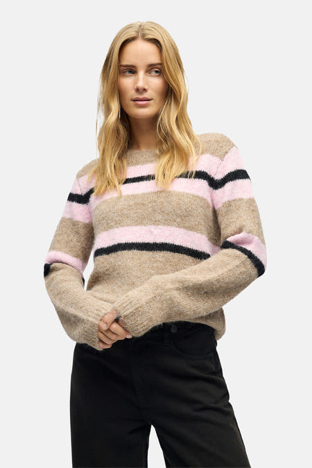 Multikleurige trui met ronde hals van OBJECT, met roze en zwarte strepen, gecombineerd met een zwarte broek.
