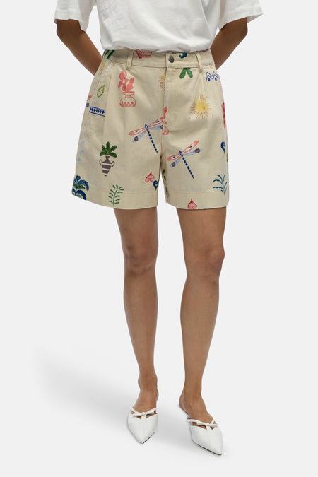 Short multicolore d'OBJECT, avec un motif joyeux de soleils, de plantes et de libellules.