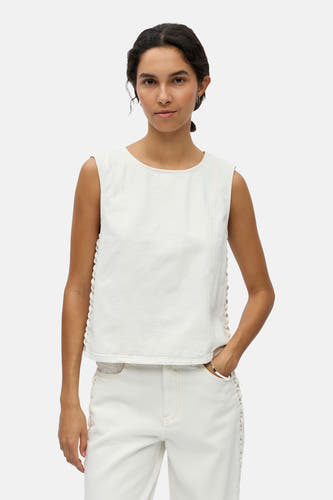 Witte blouse van OBJECT met mouwloze pasvorm, gevlochten zijdetails en contrasterende stiksels.