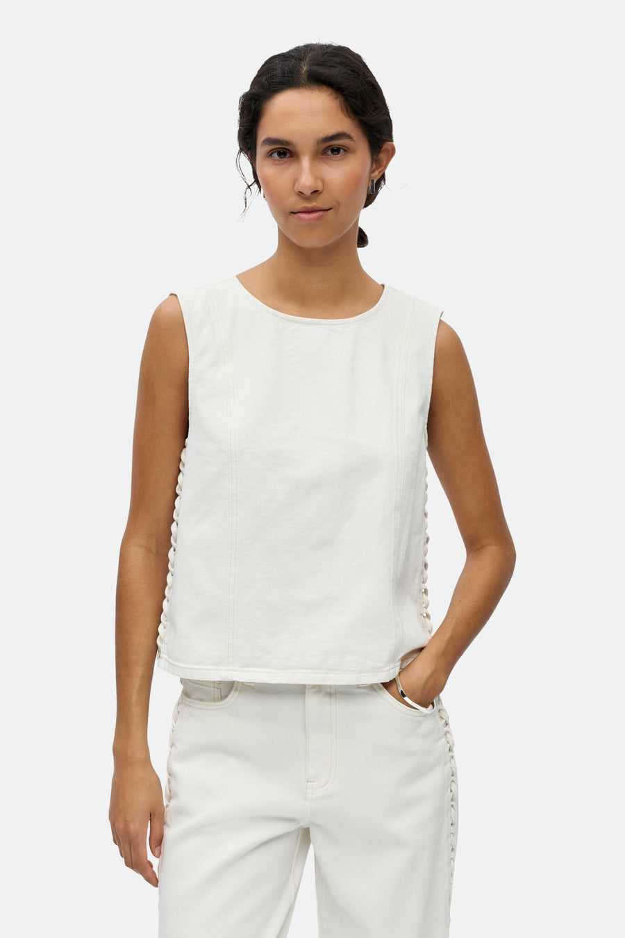 Witte blouse van OBJECT met mouwloze pasvorm, gevlochten zijdetails en contrasterende stiksels.