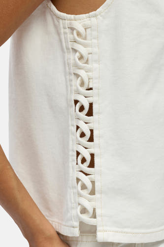 Witte blouse met korte mouwen van OBJECT, met een opengewerkte vetersluiting van gedraaid koord en diagonale weeftextuur.