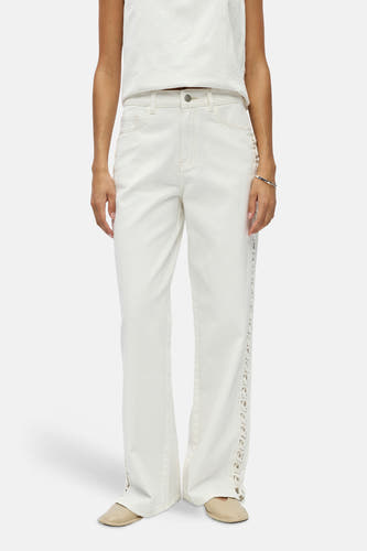 Witte jeans van OBJECT met uitgesneden details aan de zijkanten, gestyled met een wit topje, zilveren armband en beige muiltjes.