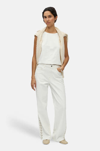 Witte jeans van OBJECT met decoratieve uitsnijdingen langs de zijkanten, gedragen door een model.
