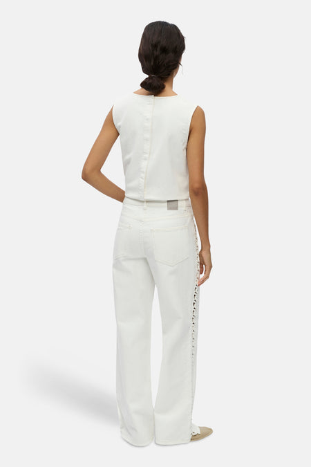 Witte coloured jeans van OBJECT, van achteren gezien, met brede pijpen en gevlochten details langs de zijnaden.