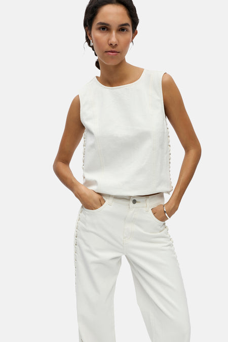Witte gekleurde jeans van OBJECT met rechte pijpen, lichte contrasterende stiksels en een gerimpeld detail aan de zijkanten.