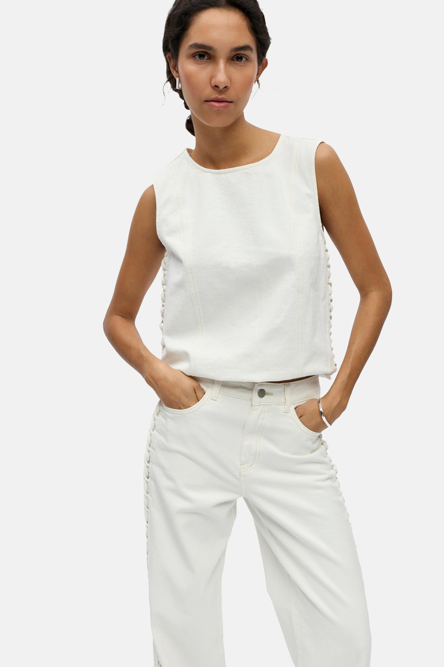 Witte gekleurde jeans van OBJECT met rechte pijpen, lichte contrasterende stiksels en een gerimpeld detail aan de zijkanten.