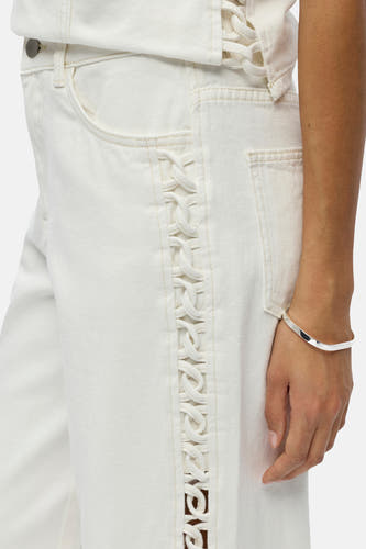 Witte gekleurde jeans van OBJECT met gevlochten veterdetails langs de zijnaad.