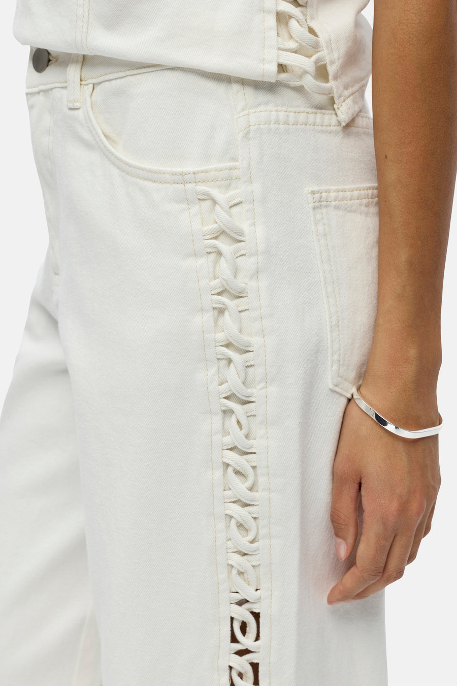 Witte gekleurde jeans van OBJECT met gevlochten veterdetails langs de zijnaad.