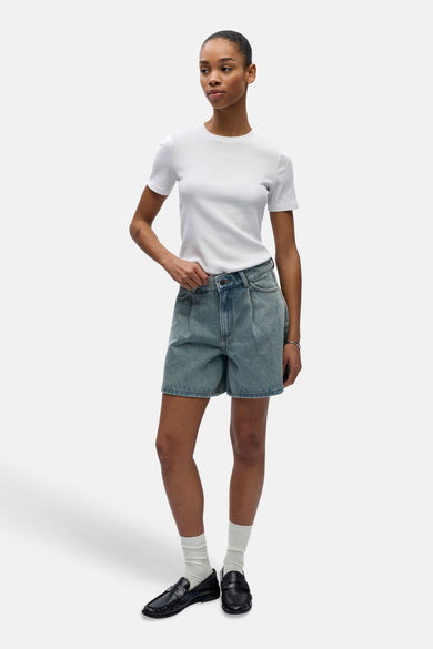 Lichtblauwe denim short van OBJECT, met een losse pasvorm en gecombineerd met witte sokken en zwarte loafers.
