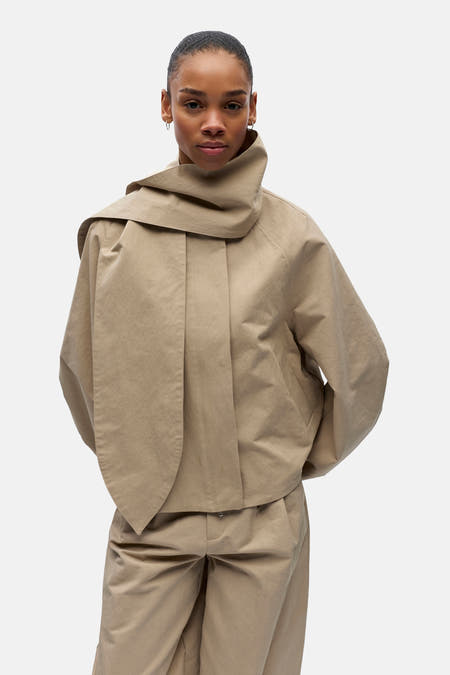 Beige korte jas van OBJECT, met een oversized kraag en bijpassende broek.
