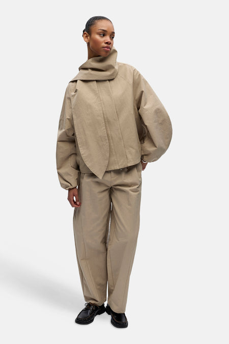 Beige korte jas van OBJECT met oversized kraag en bijpassende wijde broek en zwarte schoenen.