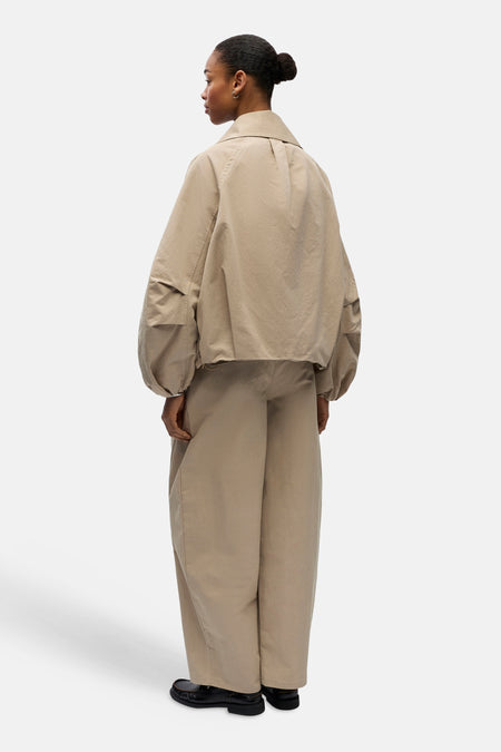 Beige korte jas van OBJECT, met lange pofmouwen en een losse pasvorm.