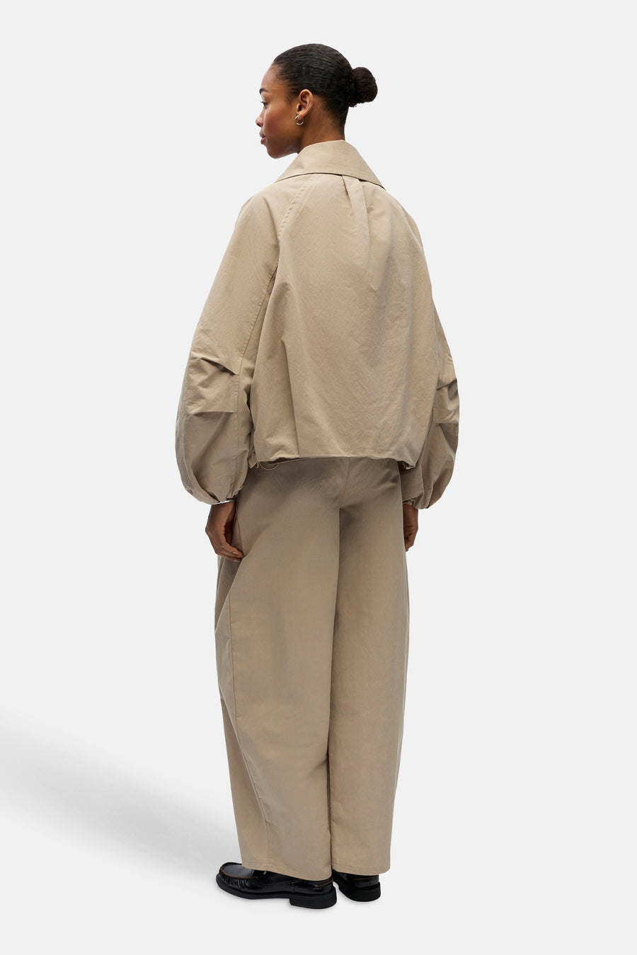 Manteau court beige d'OBJECT, avec de longues manches bouffantes et une coupe décontractée.