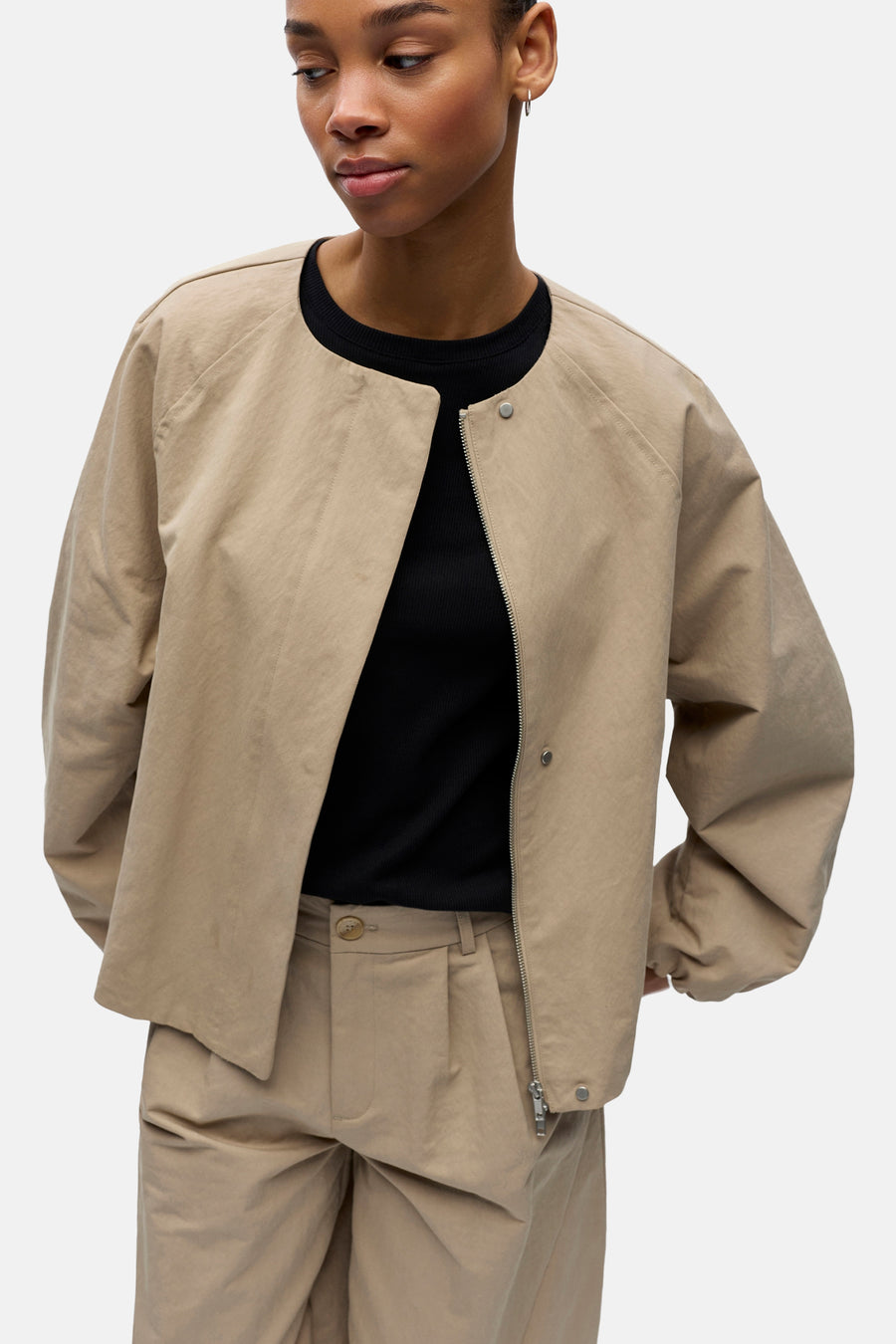 Manteau court beige d'OBJECT, avec manches longues et fermeture à glissière.