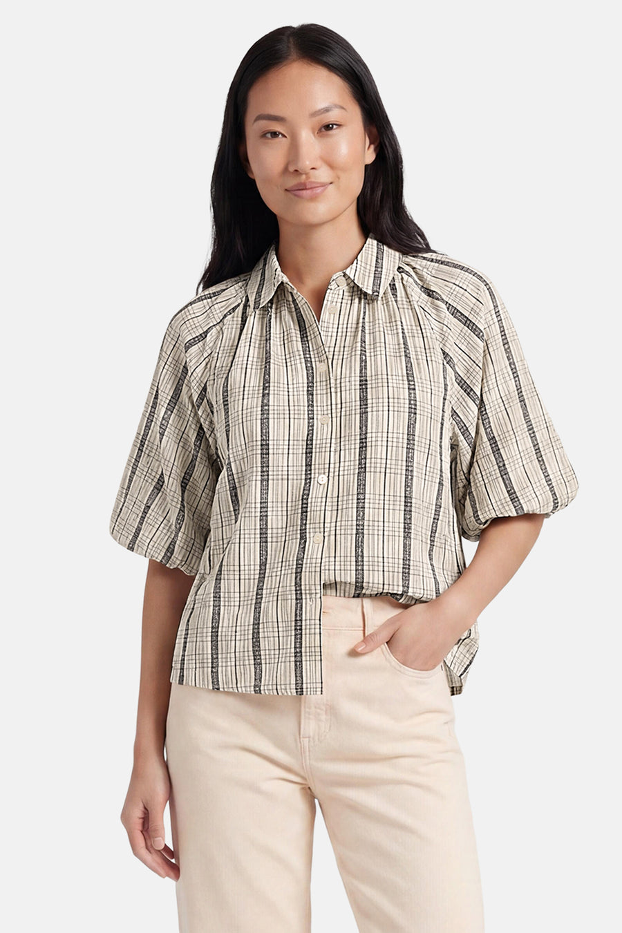 Multicolor blouse met korte mouwen van OBJECT, met beige geruit dessin en donkere strepen, gepofte mouwen en lichte broek.