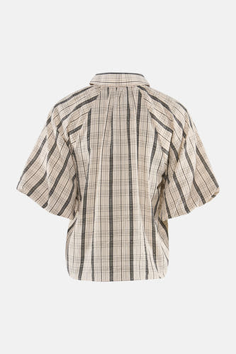 Beige geruite blouse met korte mouwen van OBJECT, met zwarte verticale strepen en plooien op de rug, achterkant.