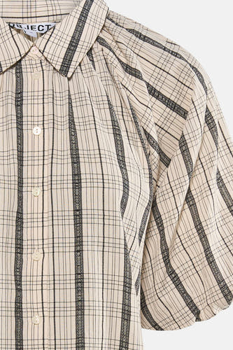Beige geruite blouse met korte mouwen van OBJECT met zwarte verticale banden, pofmouwen en knoopsluiting, close-up.