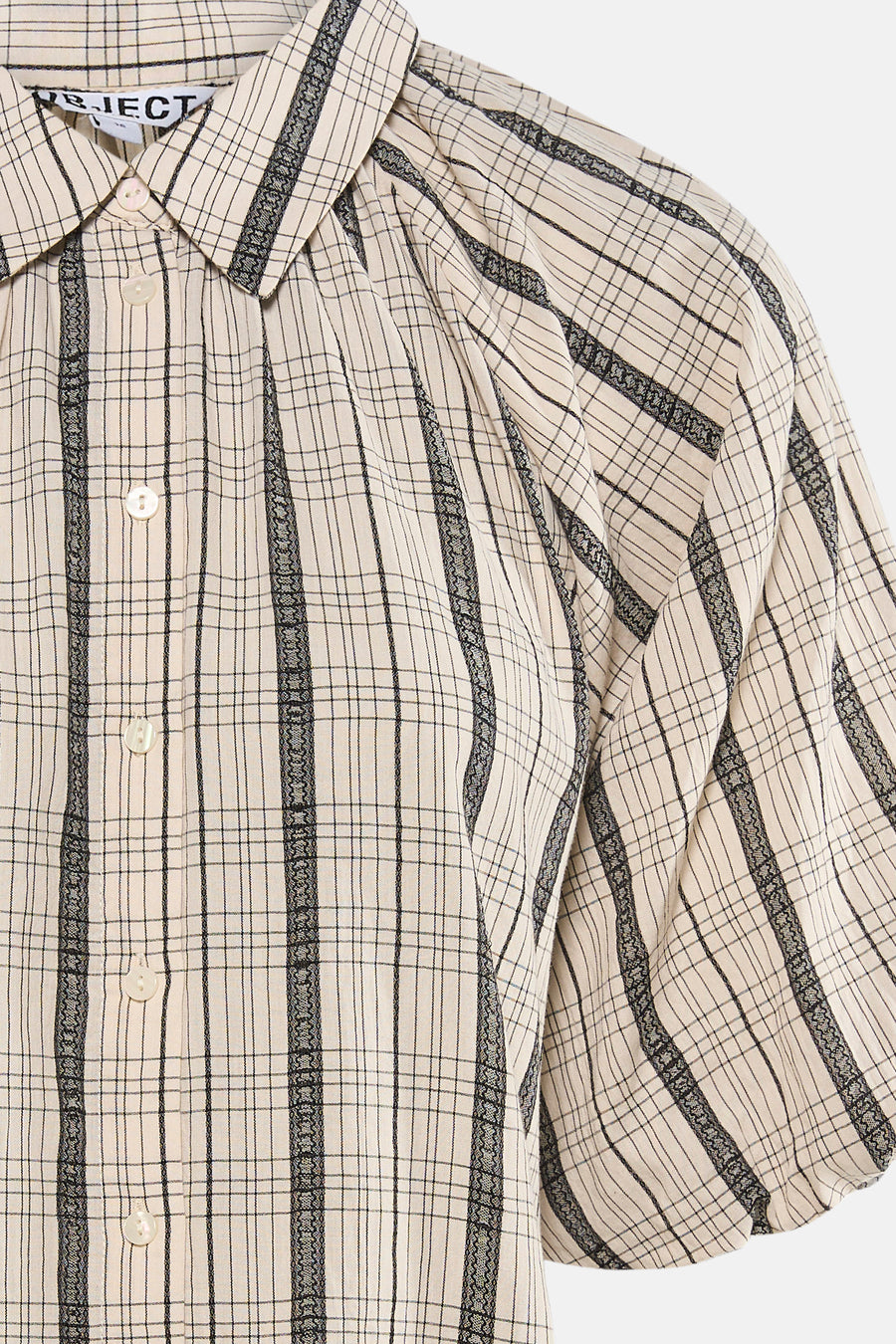 Beige geruite blouse met korte mouwen van OBJECT met zwarte verticale banden, pofmouwen en knoopsluiting, close-up.