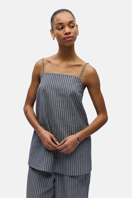 Blauw mouwloze blouse van OBJECT met een gestreept patroon en spaghettibandjes.