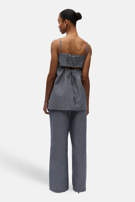 Blauw mouwloze blouse van OBJECT, met gestreept patroon en open rug met strikdetail.