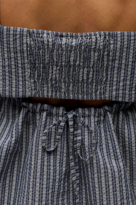 Blauwe mouwloze blouse van OBJECT met een gestreept en geruit patroon, geaccentueerd door een gesmokte taille en een strikdetail.
